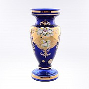 Ваза для цветов Лепка Синяя E-V Bohemia на ножке 26 см