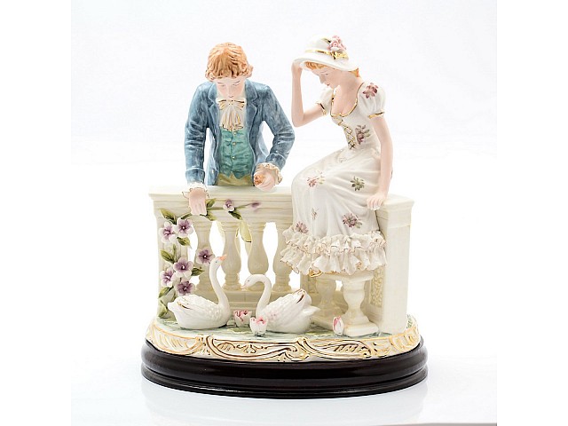 Статуэтка на деревянной подставке 28х25