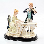 Статуэтка на деревянной подставке 30х30