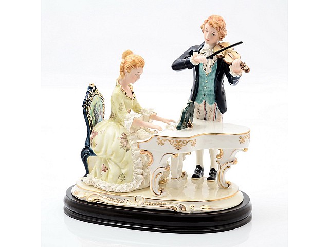 Статуэтка на деревянной подставке 30х30