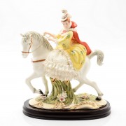 Статуэтка на деревянной подставке 34х30