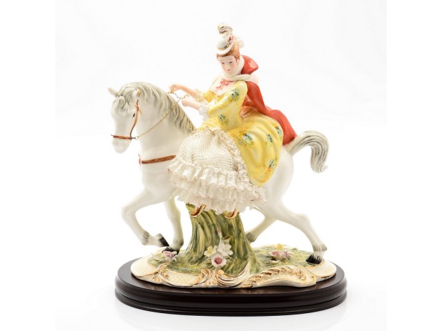 Статуэтка на деревянной подставке 34х30