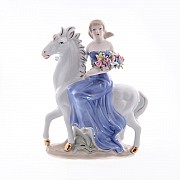 Статуэтка керамическая Девушка на лошади Royal Classics 21 см