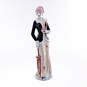 Статуэтка керамическая Девушка с зонтом Royal Classics 30 см