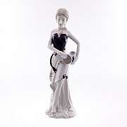 Статуэтка керамическая Девушка с барабаном Royal Classics 30 см