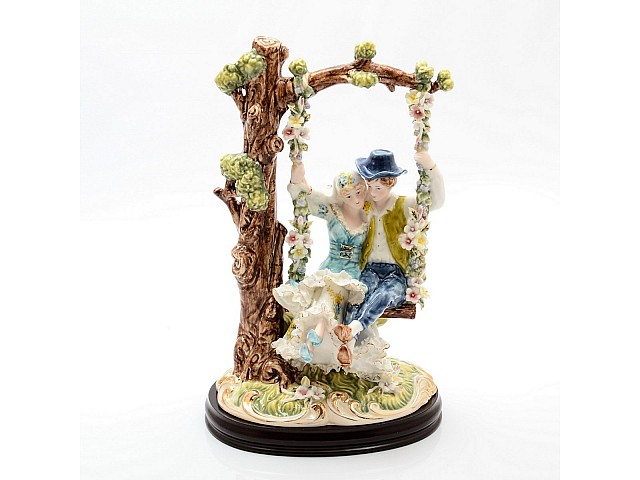 Статуэтка на деревянной подставке 40х25 Статуэтка на деревянной подставке 40х25