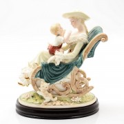 Статуэтка на деревянной подставке Дама с ребенком 30 см