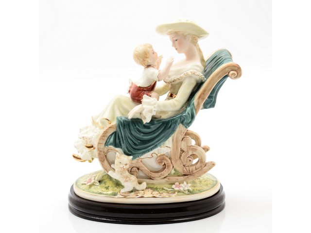 Статуэтка на деревянной подставке Дама с ребенком 30 см