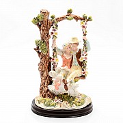 Статуэтка на деревянной подставке Влюбленные на качелях 35 см