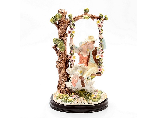 Статуэтка на деревянной подставке Влюбленные на качелях 35 см