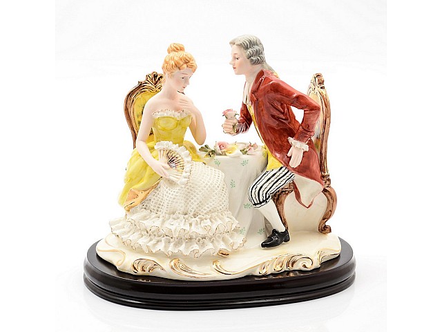 Статуэтка на деревянной подставке 26х30