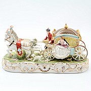 Статуэтка на деревянной подставке Дама в карете