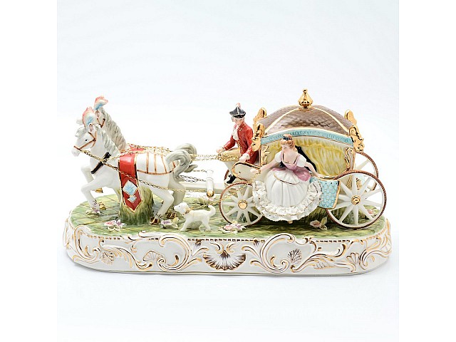 Статуэтка на деревянной подставке Дама в карете