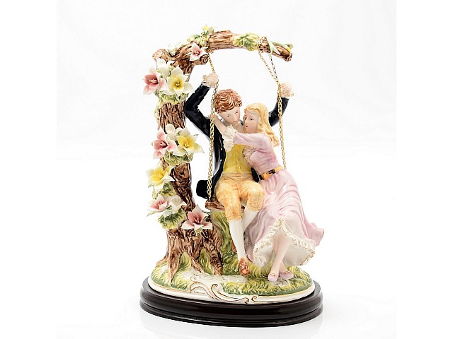 Статуэтка на деревянной подставке 37х25