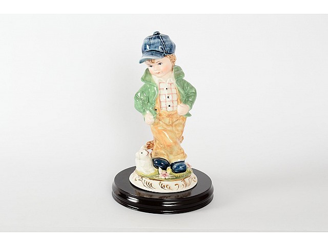 Статуэтка на деревянной подставке Мальчик и щенок 18х30