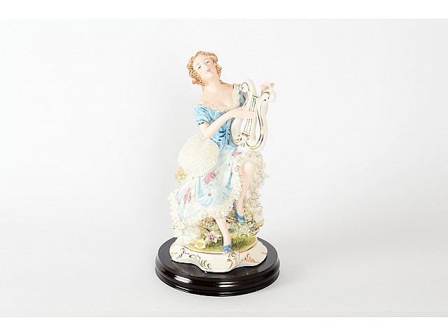 Статуэтка Девушка с арфой Royal Classics на подставке 18*31 см