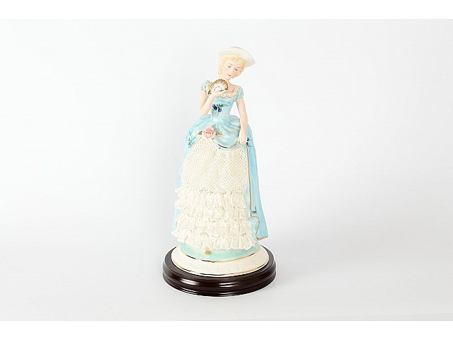 Статуэтка Девушка в голубом платье Royal Classics 37 см