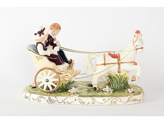 Статуэтка на деревянной подставке 17х40х23