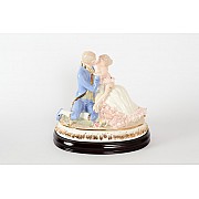 Статуэтка на деревянной подставке 19х24х22