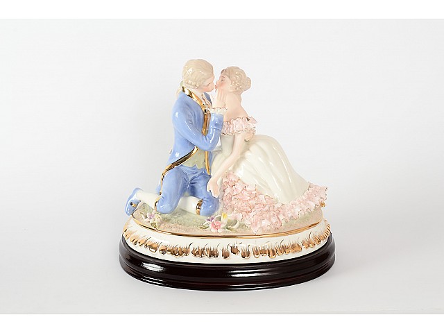 Статуэтка на деревянной подставке 19х24х22