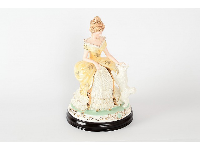 Статуэтка на деревянной подставке 20х31