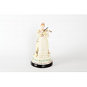 Статуэтка на деревянной подставке 18х35