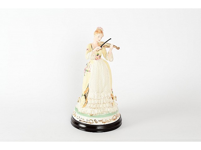 Статуэтка на деревянной подставке 18х35