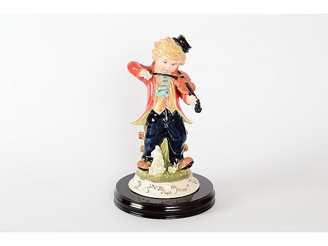 Статуэтка на деревянной подставке Мальчик и скрипка 18х30