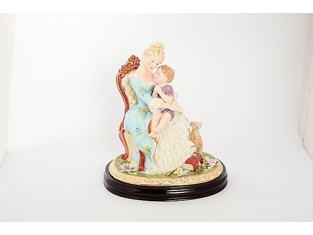 Статуэтка на деревянной подставке 18х31